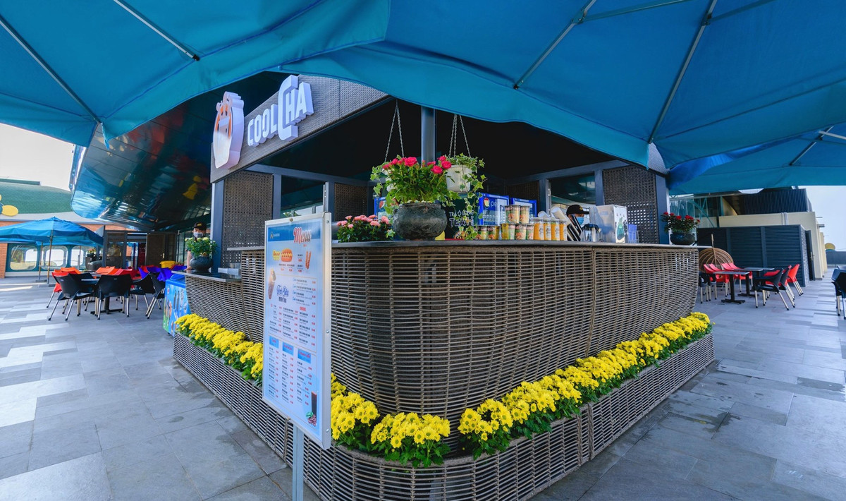 Trong quá trình du khách khám phá núi Bà Đen, quán cà phê trên đỉnh núi cùng nhà hàng buffet Vân Sơn mới đi vào hoạt động hứa hẹn mang đến trải nghiệm ẩm thực trọn vẹn.