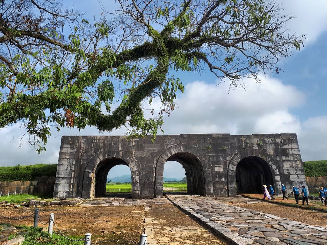 Cổng Nam, hay cổng Tiền, là cổng chính ở di tích Thành nhà Hồ, nơi được UNESCO công nhận Di sản Văn hóa Thế giới vào năm 2011. Theo hồ sơ tư liệu của Cục Di sản văn hóa, công trình là kinh đô của nhà Hồ, được Hồ Quý Ly cho xây năm 1397 với kỹ thuật xây dựng đá lớn độc đáo, duy nhất của Việt Nam được thấy ở đây... Ảnh: Nghianc58.