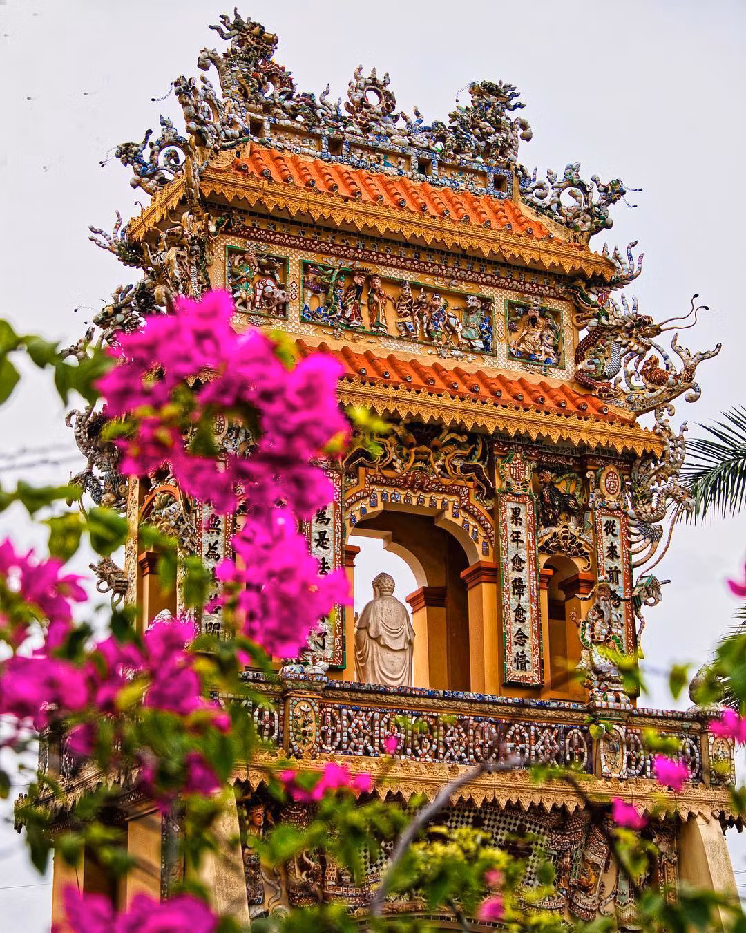 Là di tích quốc gia, chùa Vĩnh Tràng ở Tiền Giang mang nhiều giá trị lịch sử, văn hóa, mỹ thuật, kiến trúc. Trong đó, cổng chùa là công trình đáng chú ý, do những nghệ nhân xứ Huế xưa thực hiện, được xây theo kiểu hai lầu cao với nghệ thuật ghép các mảnh sành, sứ tinh xảo, sống động. Ảnh: Josesebastian.