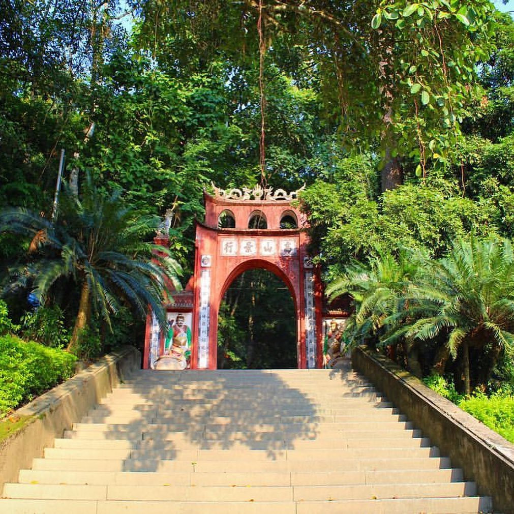 Theo hồ sơ tư liệu của Cục Di sản văn hóa, cổng ở Đền Hùng được xây dựng trên núi Nghĩa Lĩnh vào năm Khải Định thứ 2, 1917. Cổng có dạng vòm cuốn, gồm 2 tầng, 8 mái, trang trí rồng, đắp nổi nghê, phù điêu võ sĩ... Đền Hùng được xếp hạng di tích quốc gia đặc biệt vào năm 2009. Ảnh: Nguyen.duy_95.