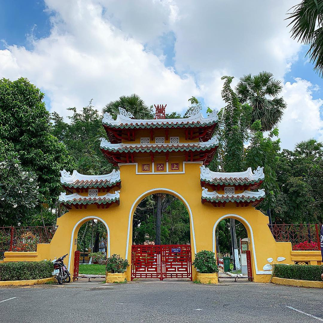 Là di tích quốc gia nằm tại quận Bình Thạnh, TP.HCM, Lăng Tả quân Lê Văn Duyệt thường được người dân quen gọi là Lăng Ông, hay Lăng Ông - Bà Chiểu, do nằm ở khu vực (chợ) Bà Chiểu. Cổng tam quan có ghi 3 chữ "Thượng Công Miếu" là một kiến trúc nổi bật ở đây, từng được xem là biểu tượng của vùng đất Sài Gòn - Gia Định xưa. Ảnh: Vietnamesegod.