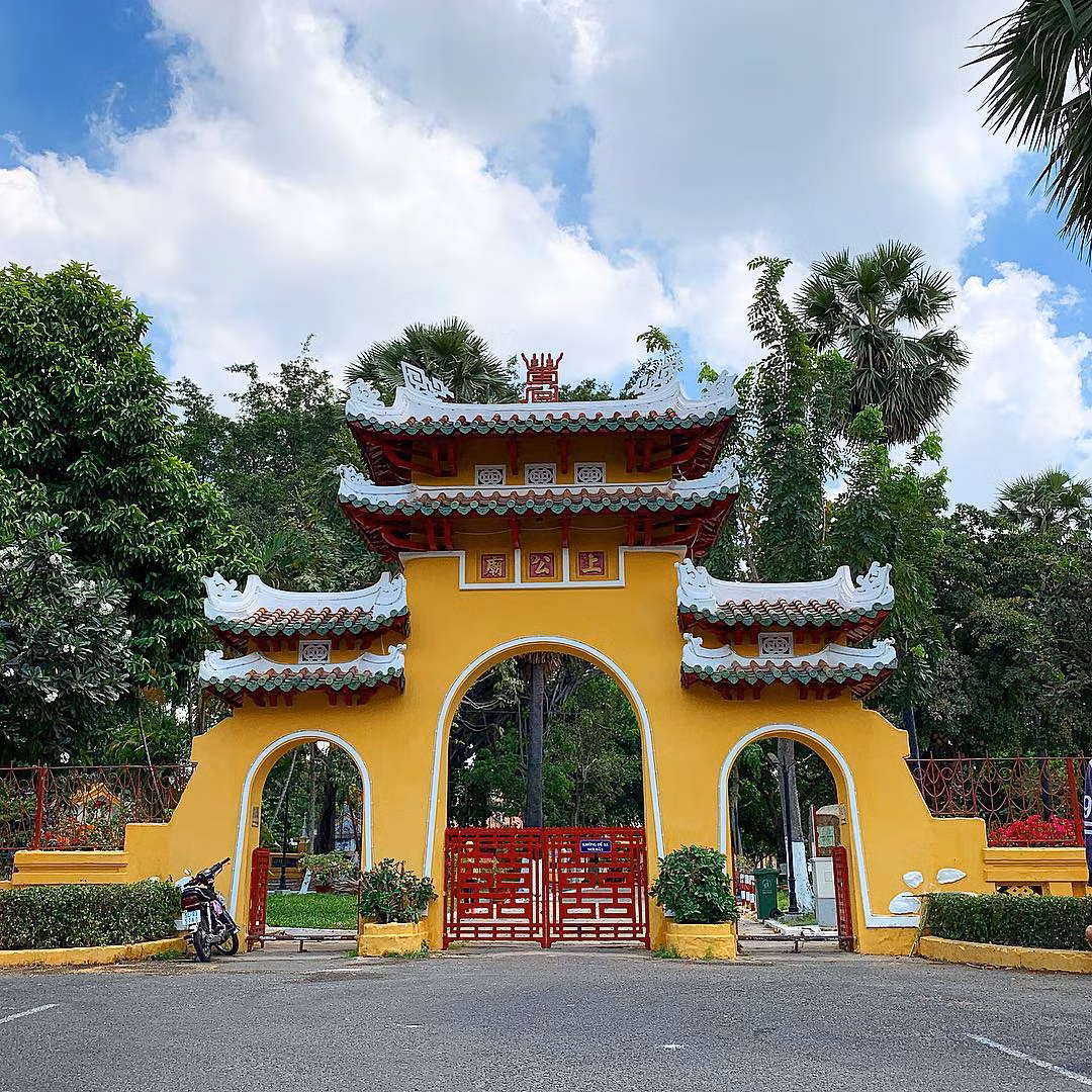 Là di tích quốc gia nằm tại quận Bình Thạnh, TP.HCM, Lăng Tả quân Lê Văn Duyệt thường được người dân quen gọi là Lăng Ông, hay Lăng Ông - Bà Chiểu, do nằm ở khu vực (chợ) Bà Chiểu. Cổng tam quan có ghi 3 chữ "Thượng Công Miếu" là một kiến trúc nổi bật ở đây, từng được xem là biểu tượng của vùng đất Sài Gòn - Gia Định xưa. Ảnh: Vietnamesegod.