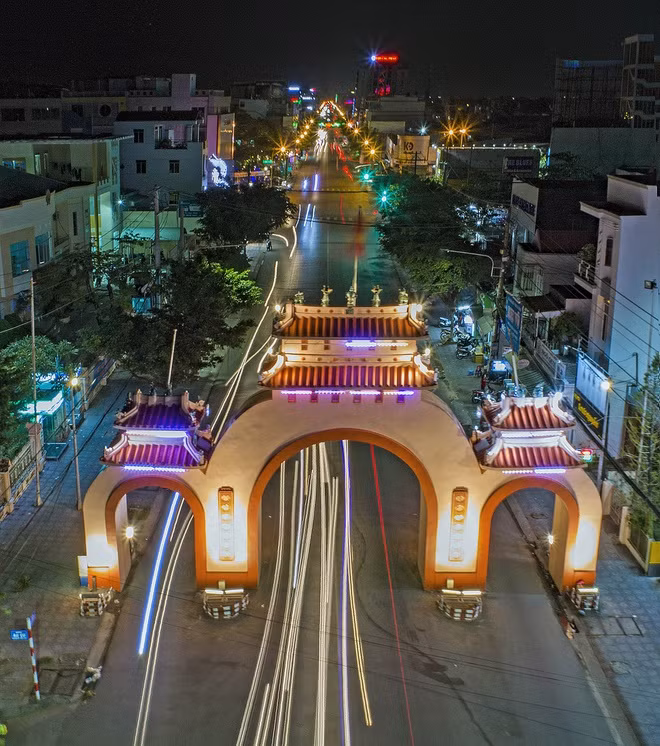 Đến TP Rạch Giá (Kiên Giang), nhiều du khách dễ dàng nhận ra Cổng tam quan, một kiến trúc mang tính biểu tượng ở đây. Công trình mang nhiều nét truyền thống Việt Nam, nằm trên đường Nguyễn Trung Trực, tuyến đường quan trọng của trung tâm thành phố. Ảnh: Phạm Ngôn.