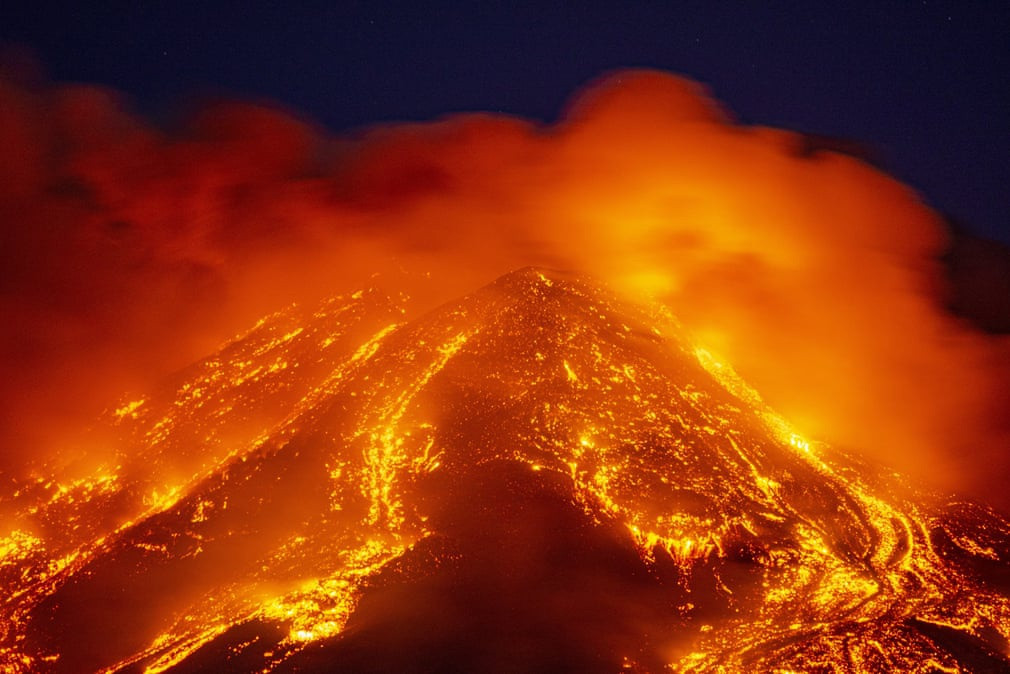 Việc núi lửa Etna thức giấc không còn quá lạ lẫm với người dân ở Sicily. Hồi cuối năm ngoái, ngọn núi này cũng phun trào dung nham và khiến tro bụi bao trùm hòn đảo. Mới đây, nhiếp ảnh gia Fabrizio của Getty Images đã ghi lại cảnh phun trào đầy ấn tượng.