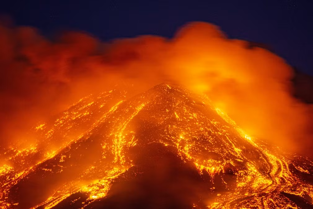 Việc núi lửa Etna thức giấc không còn quá lạ lẫm với người dân ở Sicily. Hồi cuối năm ngoái, ngọn núi này cũng phun trào dung nham và khiến tro bụi bao trùm hòn đảo. Mới đây, nhiếp ảnh gia Fabrizio của Getty Images đã ghi lại cảnh phun trào đầy ấn tượng.