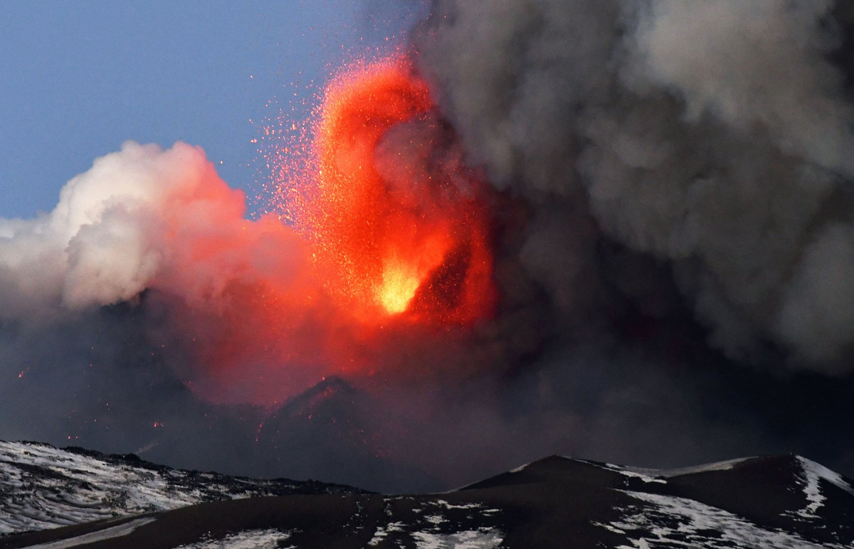 Etna là ngọn núi lửa còn hoạt động mạnh nhất châu Âu. Tính tới nay, ngọn núi này đã có tuổi đời khoảng 7.000 năm.