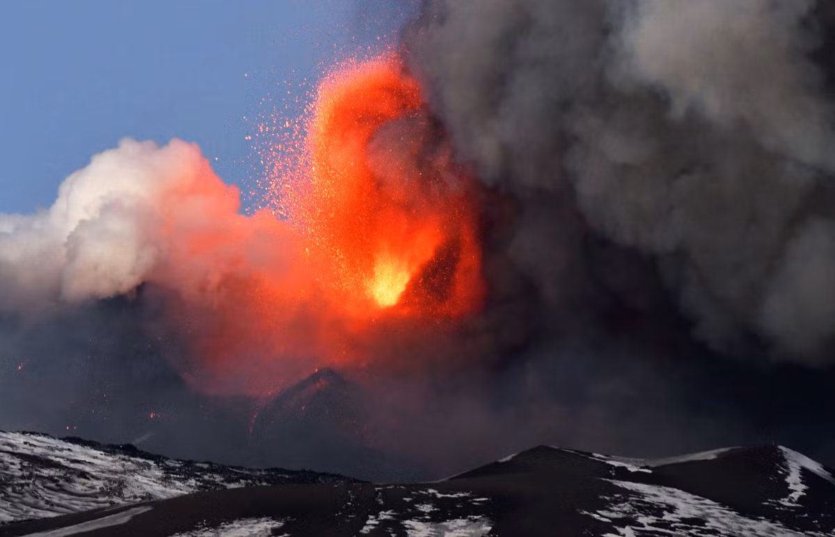 Etna là ngọn núi lửa còn hoạt động mạnh nhất châu Âu. Tính tới nay, ngọn núi này đã có tuổi đời khoảng 7.000 năm.