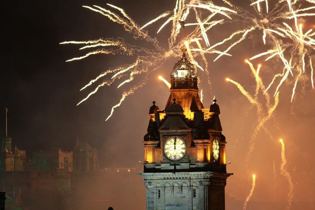 The Bells được sử dụng để mô tả khoảnh khắc bước sang năm mới ở Scotland. Theo The Week, cụm từ này bắt nguồn từ tiếng chuông nhà thờ khi đồng hồ điểm 12h, báo hiệu ngày đầu tiên của năm mới bắt đầu. Ảnh: Daily Record.