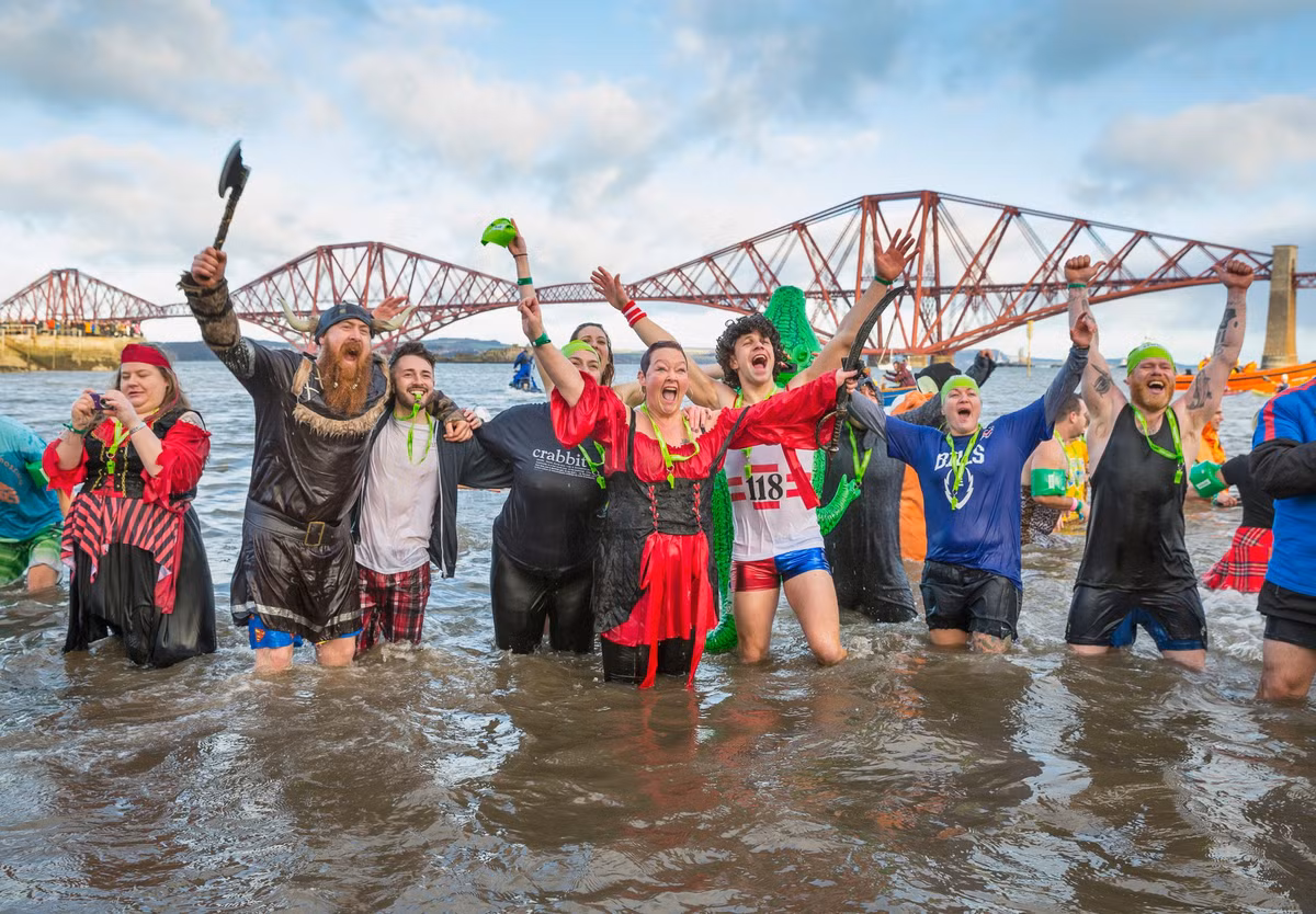 Loony dook là sự kiện được tổ chức vào ngày đầu năm ở Scotland. Người dân sẽ mặc những bộ quần áo lộng lẫy và ngâm mình trên dòng sông Firth of Forth, phía bắc Edinburgh. Loony dook bắt nguồn từ năm 1987, ban đầu chỉ là nghi thức địa phương, hiện trở thành sự kiện quốc tế. Cái tên Loony dook là sự kết hợp của loony (viết tắt của lunatic, nghĩa là điên rồ) và dook, theo tiếng địa phương Scotland nghĩa là tắm hoặc ngâm mình. Ảnh: VisitScotland.