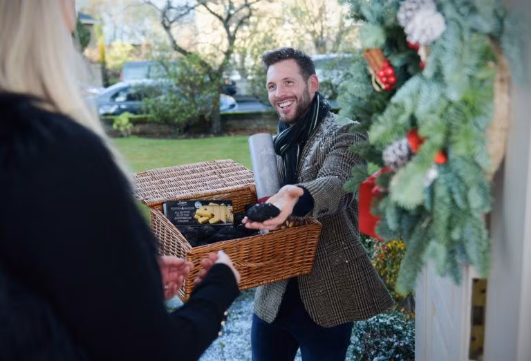 Theo CBBC, first footing (hay còn gọi là first foot), là phong tục xông đất đầu năm của Scotland. Sau đêm giao thừa, người dân sẽ đến nhà người thân, bạn bè chúc Tết, tặng quà. Để mang lại may mắn cho gia chủ, người xông đất phải là nam giới, cao, tóc đen. Truyền thống này được cho là xuất hiện sau các cuộc xâm lược của người Viking. Người Scotland quan niệm, nếu người xông đất có mái tóc sáng màu giống người Viking sẽ mang lại điềm xui hoặc những điều nguy hiểm. Ngoài ra, trước thềm năm mới, người dân cũng dọn dẹp nhà cửa, loại bỏ tro bếp nhằm xua tan những điều không hay của năm cũ. Ảnh: Shropshire Star.