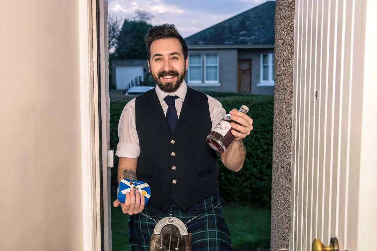 Theo truyền thống, người xông đất sẽ mang theo một món quà tặng chủ nhà. Do người xông đất có mái tóc đen, họ sẽ tặng món quà có màu sắc tương ứng như than, bánh mì đen, rượu whisky, thậm chí là một búi tóc màu đen. Hai món quà được ưa chuộng là than và bánh mì đen. Than tượng trưng cho những điều ấm áp, bánh mì đen mang theo lời chúc ấm no cho năm mới. Ảnh: Global Door.