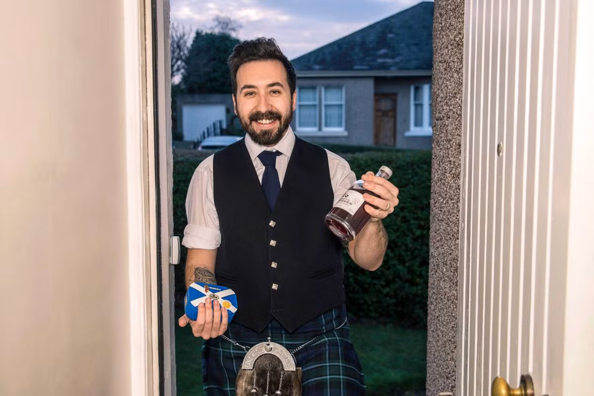 Theo truyền thống, người xông đất sẽ mang theo một món quà tặng chủ nhà. Do người xông đất có mái tóc đen, họ sẽ tặng món quà có màu sắc tương ứng như than, bánh mì đen, rượu whisky, thậm chí là một búi tóc màu đen. Hai món quà được ưa chuộng là than và bánh mì đen. Than tượng trưng cho những điều ấm áp, bánh mì đen mang theo lời chúc ấm no cho năm mới. Ảnh: Global Door.