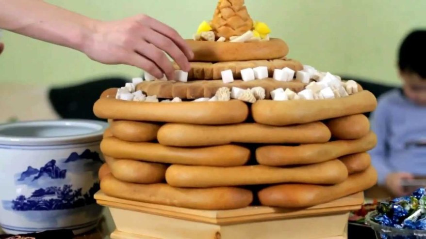Bánh Ul boov với hình dạng như đế giày là loại đồ ăn không thể thiếu ở Mông Cổ trong dịp Tết. Món bánh ngọt này thường được ghép thành nhiều lớp và có đóng dấu bằng khối gỗ riêng của gia đình. Số lượng lớp trong bánh thể hiện địa vị của gia đình. Vào dịp Tết, người Mông Cổ xếp lớp bánh Ul boov theo số lẻ, tượng trưng cho hạnh phúc, ấm no. Ảnh: Random Times.