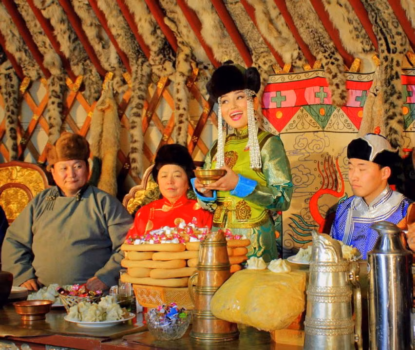Tsagaan Sar hay "Trăng trắng" là ngày đầu tiên trong năm theo lịch Mông Cổ. Đây cũng là Tết Âm lịch của nước này, gần như trùng với Tết Nguyên Đán ở một số nước châu Á như Việt Nam, Trung Quốc, Triều Tiên... Ảnh: Look Mongolia.