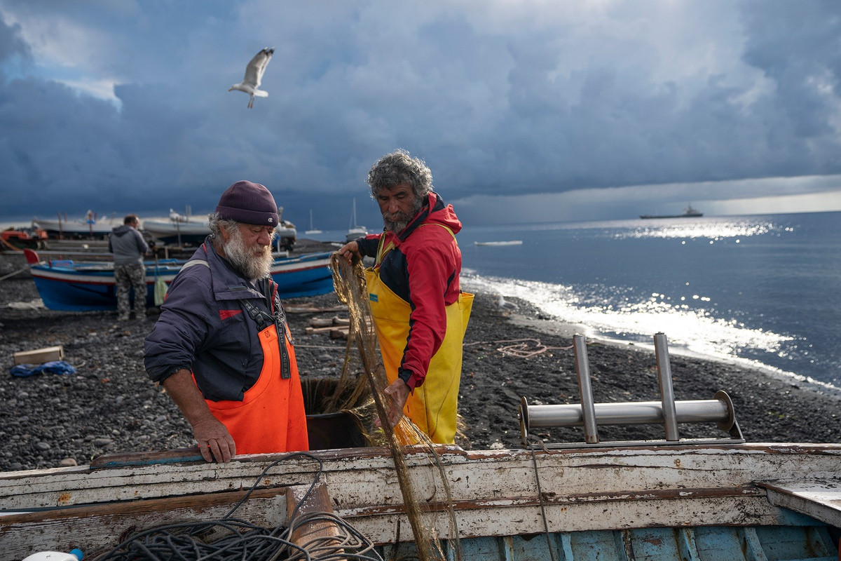 Nhiều người dân ở Stromboli theo nghề đánh bắt hải sản. Đêm khuya, họ căng buồm, giăng lưới trên những chiếc thuyền nhỏ và quay về khi bình minh ló dạng. Thực tế, vào thế kỷ 18, người dân ở Stromboli cũng từng canh tác trên các sườn dốc núi lửa. Tuy nhiên, ảnh hưởng của những vụ phun trào khiến nền nông nghiệp ảnh hưởng nặng nề. Do đó, họ chọn gắn bó với biển.