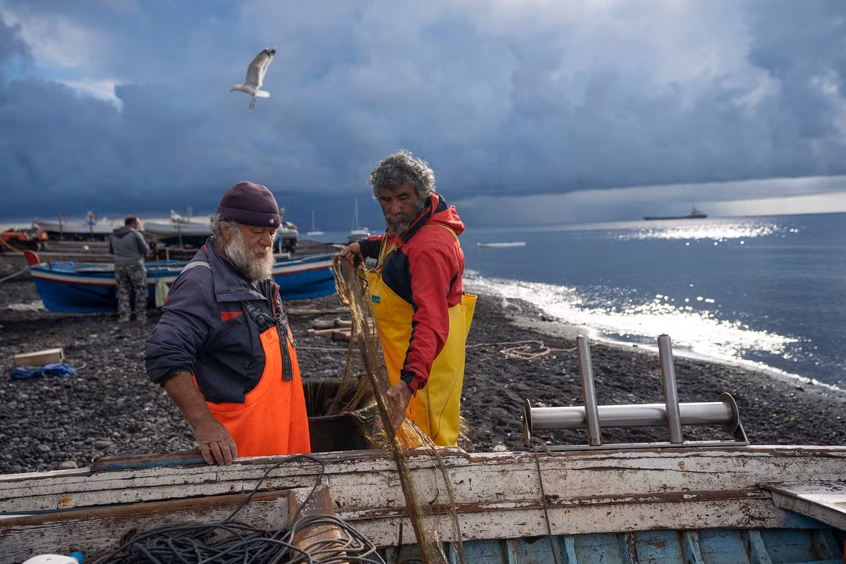 Nhiều người dân ở Stromboli theo nghề đánh bắt hải sản. Đêm khuya, họ căng buồm, giăng lưới trên những chiếc thuyền nhỏ và quay về khi bình minh ló dạng. Thực tế, vào thế kỷ 18, người dân ở Stromboli cũng từng canh tác trên các sườn dốc núi lửa. Tuy nhiên, ảnh hưởng của những vụ phun trào khiến nền nông nghiệp ảnh hưởng nặng nề. Do đó, họ chọn gắn bó với biển.