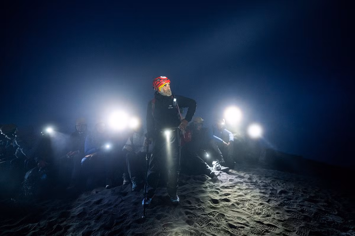 Trong ảnh, Mario Zaia, hướng dẫn viên chuyên nghiệp có kinh nghiệm leo Stromboli hơn 30 năm. Theo Zaia, nếu thời tiết thuận lợi, địa hình an toàn, anh được phép dẫn đoàn lên/xuống núi 2 lần mỗi ngày. "Chưa bao giờ tôi thấy mệt mỏi hay buồn chán. Cảnh quan tuyệt đẹp nhưng nguy hiểm này khiến tôi hưng phấn", anh nói.