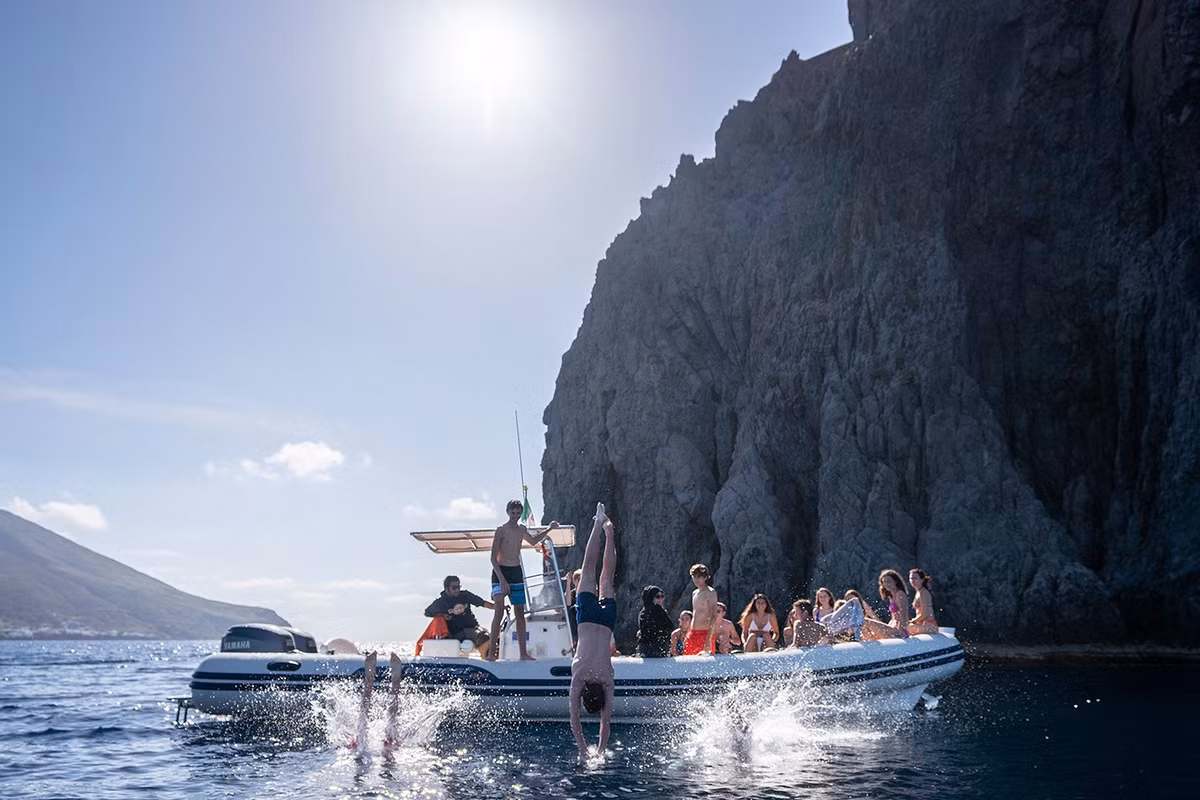 Vào năm 2000, Stromboli cùng các đảo lân cận đã được công nhận là Di sản Thế giới. Mỗi mùa hè, những bãi biển xinh đẹp xung quanh ngọn núi lửa trở thành nơi tụ tập của thuyền bè và hơn 500 du khách mỗi ngày. Họ tới để chiêm ngưỡng cảnh tượng dung nham phun trào khi màn đêm buông xuống. Để thực hiện điều này, các du khách đã phải tới từ lúc hoàng hôn và bắt đầu chuyến leo núi kéo dài 4 tiếng.