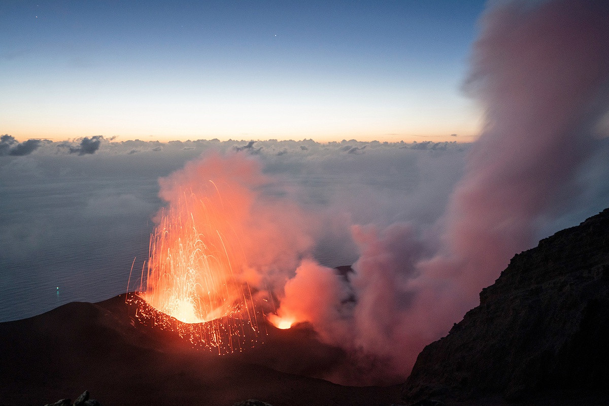 Stromboli, một ngọn núi lửa đang hoạt động, còn được gọi với cái tên "ngọn hải đăng của Địa Trung Hải". Lý do Stromboli có tên này chính là bởi ánh sáng nó tỏa ra mỗi lần phun trào ở độ cao 926 m so với mực nước biển. Theo NatGeo, đây là một trong những núi lửa hoạt động mạnh nhất thế giới và đã liên tục phun trào trong suốt 2.500 năm qua.