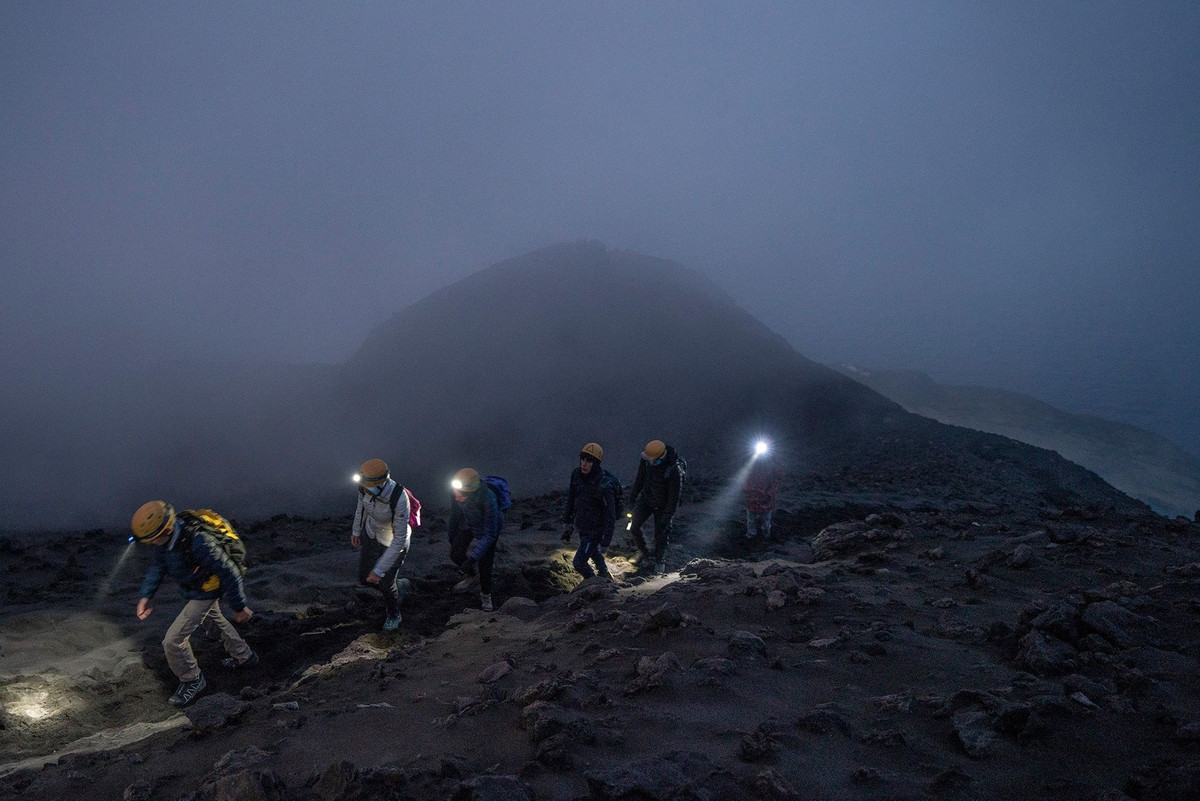 Hồi tháng 7/2019, nơi này xảy ra vụ phun trào lớn. Một đám mây tro có diện tích khoảng 5 km bị khiến bầu trời đen kịt. Đá nóng và tro đổ xuống sườn núi phía tây nam gây cháy rừng. Những người dân địa phương và khách du lịch đã được sơ tán xuống bằng xuồng cứu sinh. Không ít người đã bị thương. "Vụ phun trào không quá nghiêm trọng nhưng nó đã tạo ra kịch bản tồi tệ nhất", một nhà núi lửa học nói. Từ vụ phun trào mùa hè năm 2019, lượng khách đến đây đã giảm hẳn.