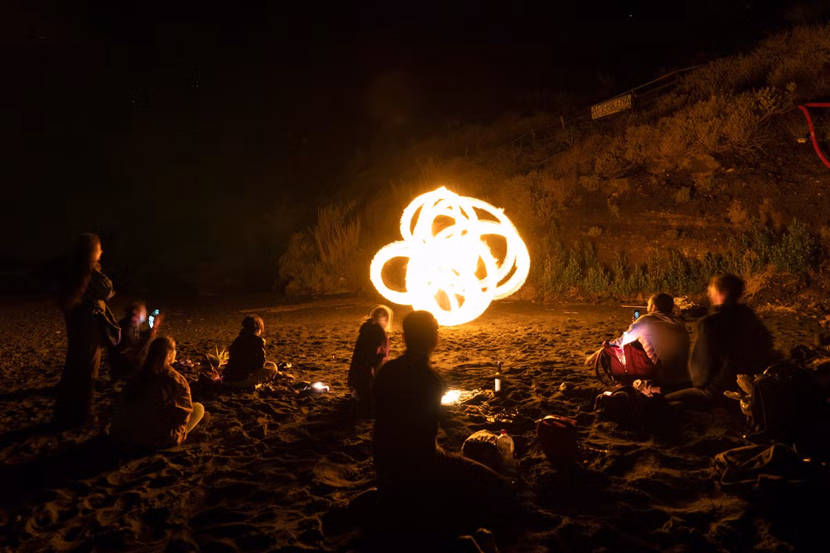Đoàn khách nghỉ ngơi trong đêm và chiêm ngưỡng kỹ năng "chơi" lửa của các nghệ sĩ từ khắp nơi trên thế giới.