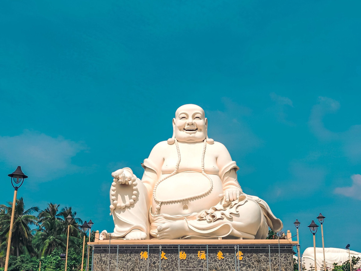 Trang Wanderlust công bố tượng Phật Di Lặc, tọa lạc trong khuôn viên chùa Vĩnh Tràng, thuộc danh sách 10 tượng Phật lớn nhất thế giới. Pho tượng cao 20 m, nặng 250 tấn, được đúc bằng bê tông cốt thép. Đức Phật với nụ cười lớn và chiếc bụng to là hình ảnh mang lại may mắn và hạnh phúc cho gia đình, trẻ nhỏ. Ảnh: Trung Huỳnh.