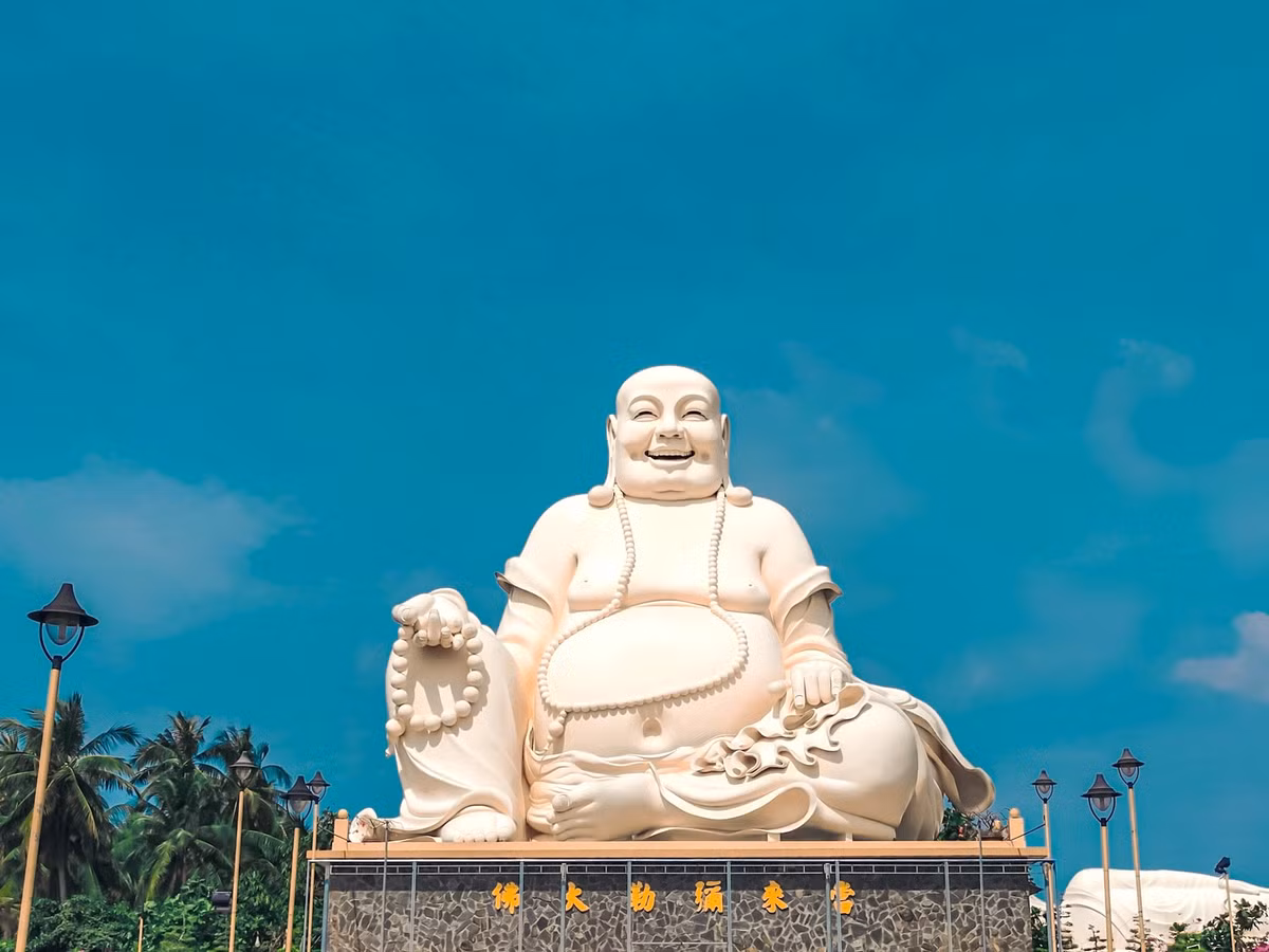 Trang Wanderlust công bố tượng Phật Di Lặc, tọa lạc trong khuôn viên chùa Vĩnh Tràng, thuộc danh sách 10 tượng Phật lớn nhất thế giới. Pho tượng cao 20 m, nặng 250 tấn, được đúc bằng bê tông cốt thép. Đức Phật với nụ cười lớn và chiếc bụng to là hình ảnh mang lại may mắn và hạnh phúc cho gia đình, trẻ nhỏ. Ảnh: Trung Huỳnh.