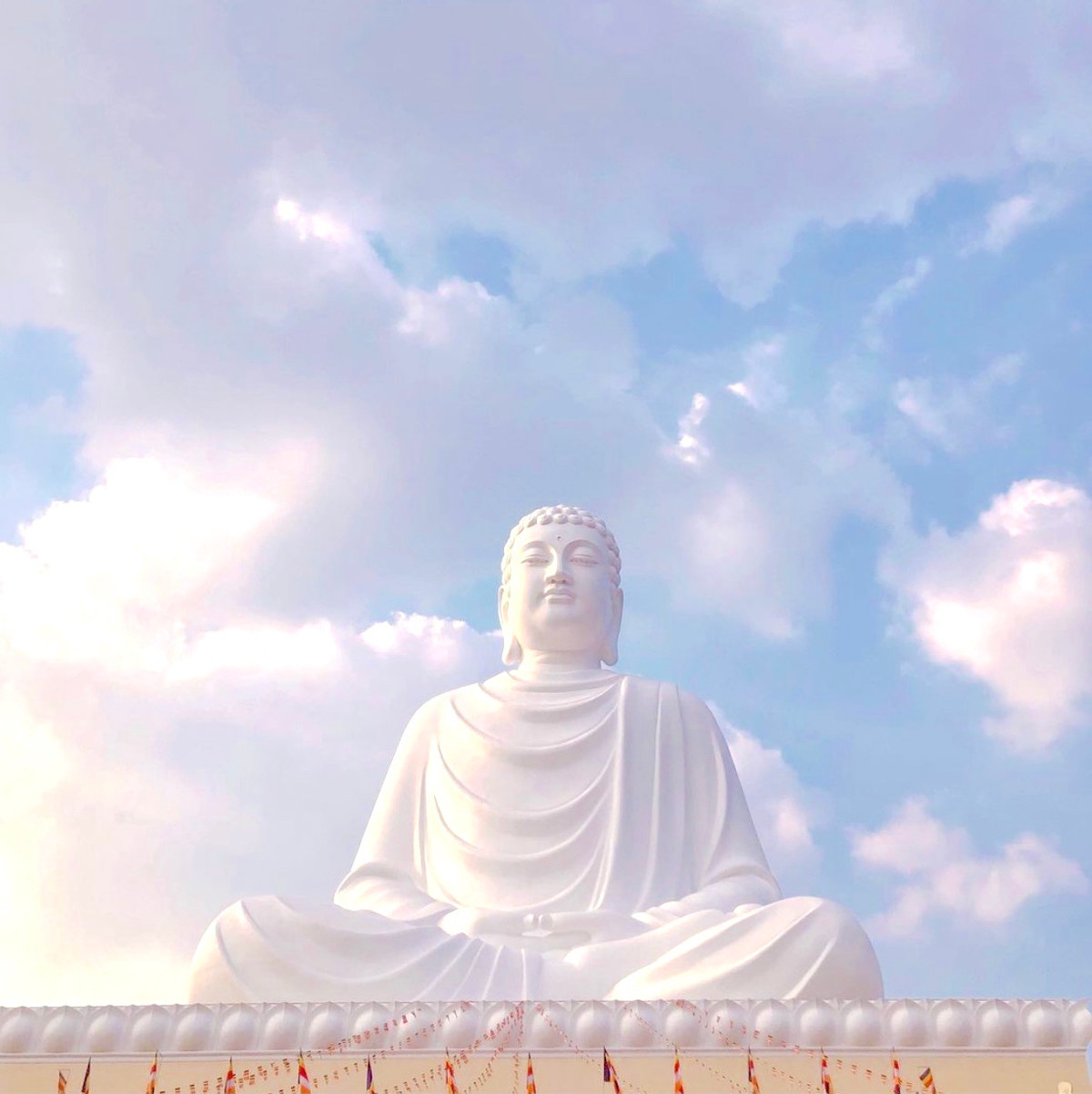 Giữa tháng 1, chùa Phật Quốc Vạn Thành đã tổ chức lễ khánh thành tượng Đức Thích Ca Mâu Ni cao 73 m, được xây dựng trên diện tích 8.100 m2. Mặt tượng hướng về hồ Chà Là, xung quanh là rừng cao su bạt ngàn bao phủ. Đây là tượng Phật ngồi cao nhất Đông Nam Á hiện nay. Ảnh: Tuquynhhhhh.