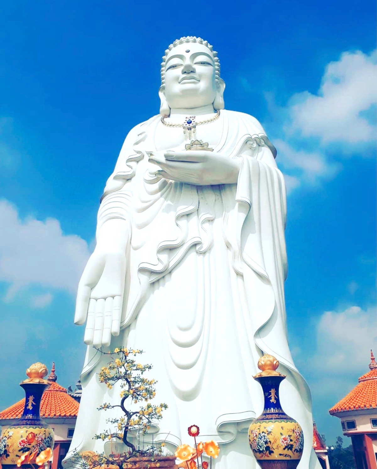 Chùa Phước Thành nằm ở cù lao Giêng, huyện Chợ Mới, tỉnh An Giang. Nơi đây được Tổ chức Kỷ lục Việt Nam xác lập kỷ lục với quần thể tượng Phật tổ A Di Đà và 48 vị Bồ tát Thánh chúng. Công trình kiến trúc độc đáo này thu hút đông đảo du khách thập phương đến tham quan, chiêm bái. Ảnh: Oxxy.0811.