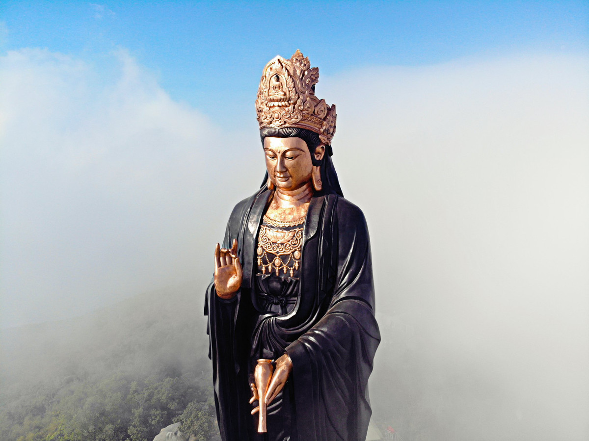 Núi Bà Đen (Tây Ninh) là địa điểm tâm linh nổi tiếng bậc nhất miền Đông Nam Bộ. Mới đây, ngọn núi cao nhất Nam Bộ này sở hữu thêm bức tượng "Tây Bổ Đà Sơn". Công trình được đúc bởi hơn 170 tấn đồng đỏ, tổng chiều cao tới đỉnh tượng là 72 m. Đây được xem là Tượng Phật Bà bằng đồng cao nhất châu Á. Ảnh: Ekip Team Xoan.