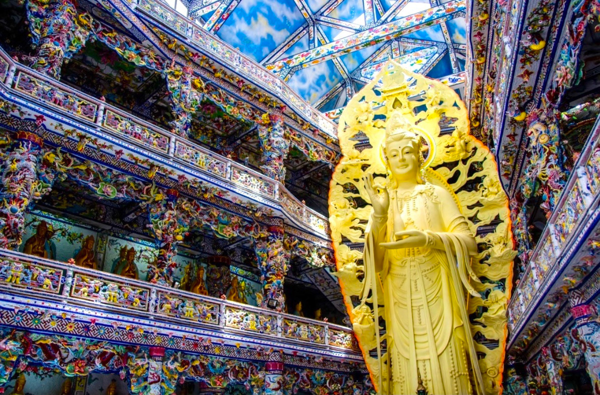 Chùa Linh Phước ở Đà Lạt (Lâm Đồng) nổi tiếng vì sở hữu nhiều kỷ lục. Du khách đến đây có cơ hội chiêm ngưỡng tượng Phật Quán Thế Âm Bồ Tát trong nhà bằng bê tông cốt thép cao nhất cả nước, đạt kỷ lục vào năm 2014. Tượng được đặt giữa một bảo điện tráng lệ, xung quanh còn có hơn 320 tượng Quán Thế Âm khác. Đây cũng là nơi sở hữu tượng Bồ tát Quán Thế Âm được kết bằng 650.000 bông hoa bất tử, cao 17 m. Công trình được xác lập kỷ lục thế giới vào năm 2017. Ảnh: Dano_travels.