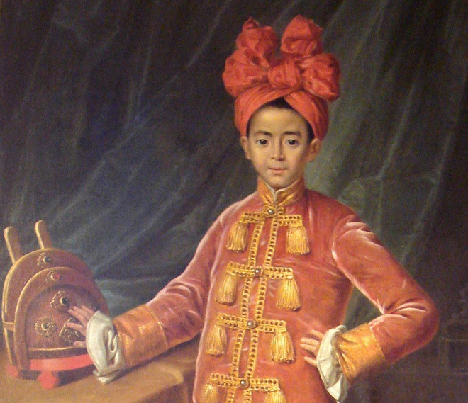 Theo sách "Nguyễn Phúc tộc thế phả", hoàng tử Cảnh tức Nguyễn Phúc Cảnh (1790-1801), con trưởng của vua Gia Long. Năm 1793, hoàng tử Cảnh được lập làm Đông cung, để thay vua Gia Long sau này. Năm 1801, khi 21 tuổi, Nguyễn Phúc Cảnh chết vì bị bệnh đậu mùa. Sau khi Hoàng tử Cảnh qua đời, vua Gia Long buộc phải chọn hoàng tử Nguyễn Phúc Đảm, tức vua Minh Mạng sau này, thay thế.