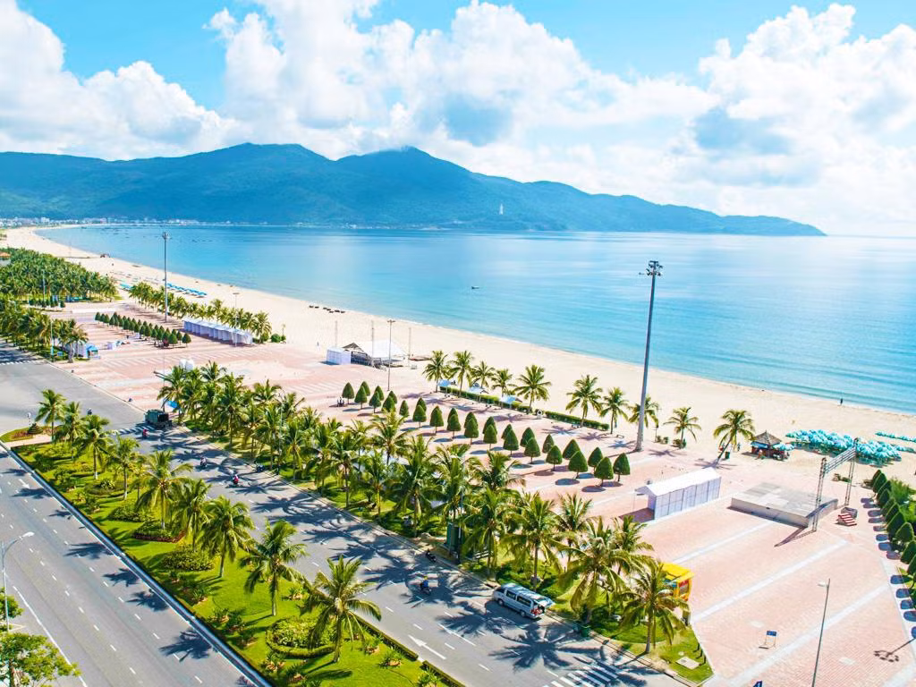 Vào năm 2014, tạp chí Forbes (Mỹ) đã bình chọn bãi biển Mỹ Khê là một trong sáu bãi biển quyến rũ nhất hành tinh bởi cát trắng mịn, sóng biển ôn hòa, nước ấm quanh năm cùng hàng dừa thơ mộng, đẹp tuyệt vời bao quanh.