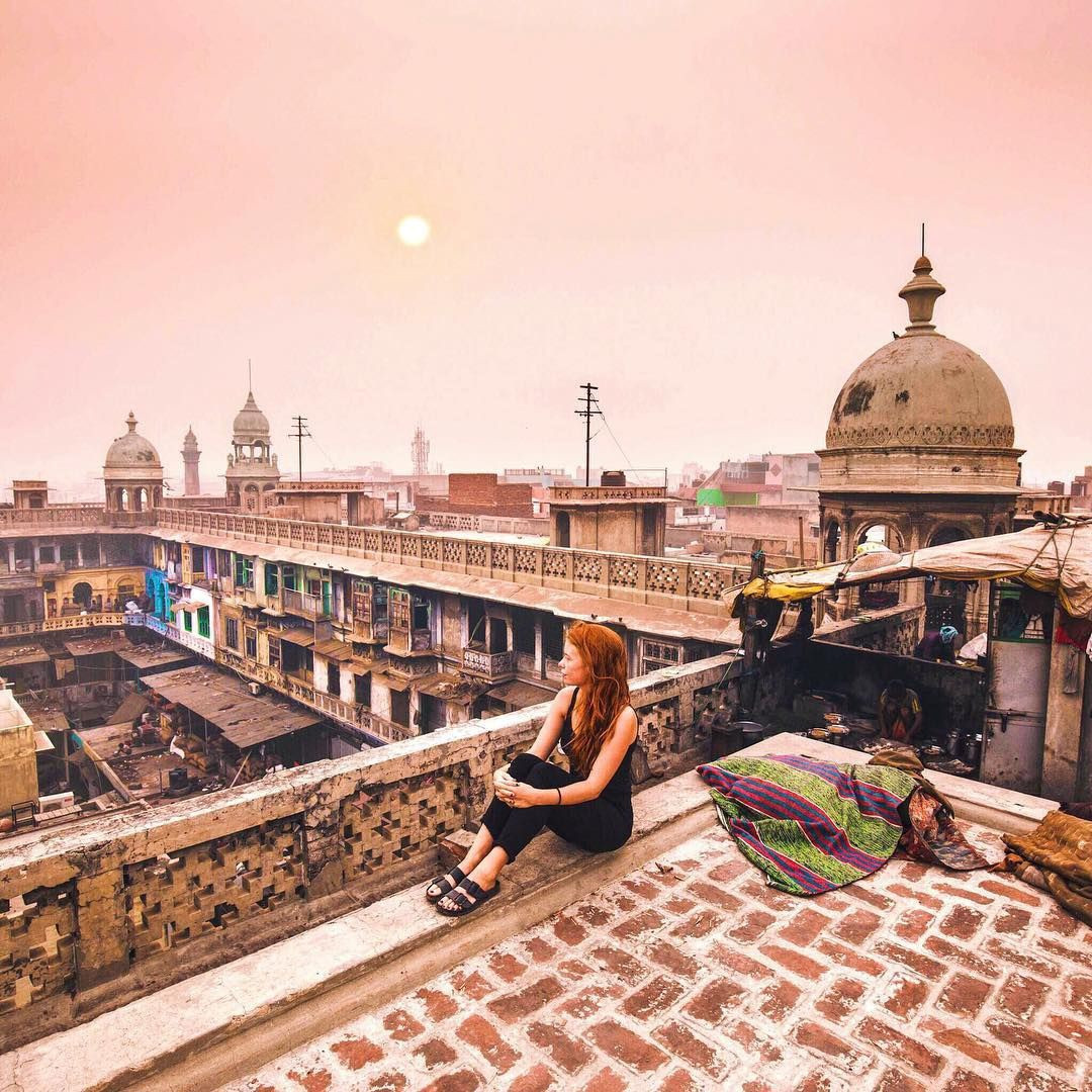 Sau khi len lỏi khắp các gian hàng và đắm mình trong không khí náo nhiệt của khu chợ, bạn nên tìm đường lên tầng thượng. Ở đây có thể quan sát pháo đài Đỏ, nhà thờ Hồi giáo Fatehpuri và các địa danh nổi tiếng trong khu vực. Nơi này được ví von là ốc đảo tĩnh lặng, mang đến cho du khách background chụp ảnh ấn tượng nhất. Ảnh: Pinterest.