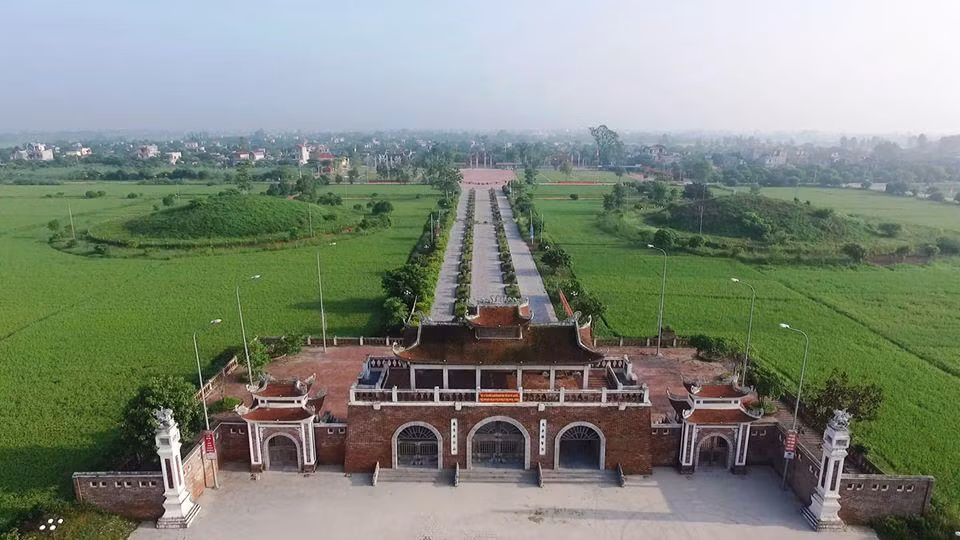 Theo Cổng thông tin điện tử Hưng Hà, huyện Hưng Hà được thành lập từ 1969 trên cơ sở sáp nhập 2 huyện Duyên Hà, Hưng Nhân và 5 xã của huyện Tiên Hưng cũ. Huyện nằm phía Tây Bắc của tỉnh Thái Bình, cách thành phố Thái Bình khoảng 27 km. Phía Bắc tiếp giáp huyện Tiên Lữ tỉnh Hưng Yên, phía Tây và Tây Nam giáp huyện Lý Nhân tỉnh Hà Nam, phía Nam giáp huyện Vũ Thư, phía Đông giáp huyện Quỳnh Phụ và Đông Hưng. Tổng diện tích đất tự nhiên hơn 20.000 ha, dân số hơn 252.000 người, có 33 xã và 2 thị trấn.