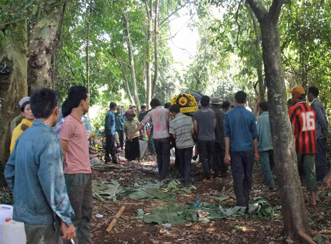 Các nạn nhân lần lượt được đưa về nghĩa trang chôn cất