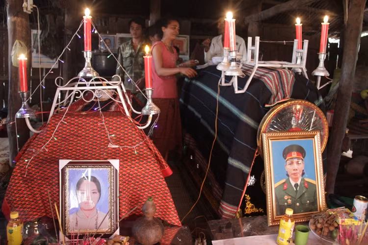 Hai chiếc quan tài của mẹ con bà Hân đặt giữa căn nhà vách ván tồi tàn trong tiếc nấc nghẹn đau xót của người thân