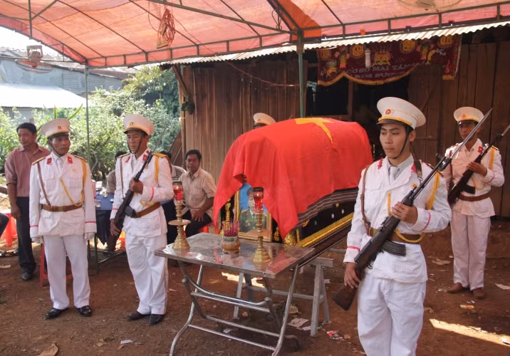 Những người đồng chí trong Hội cực chiến binh xã Lộc Hòa đã tổ chức lễ truy điệu trang trọng cho bà Hân trước giờ an táng.