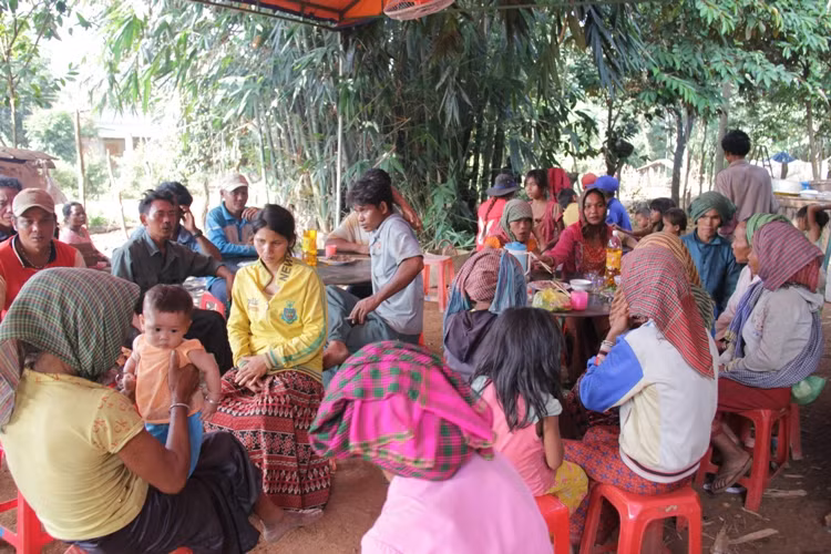 Nhiều người sống xót sau vụ tai nạn đến chia buồn với các nạn nhân