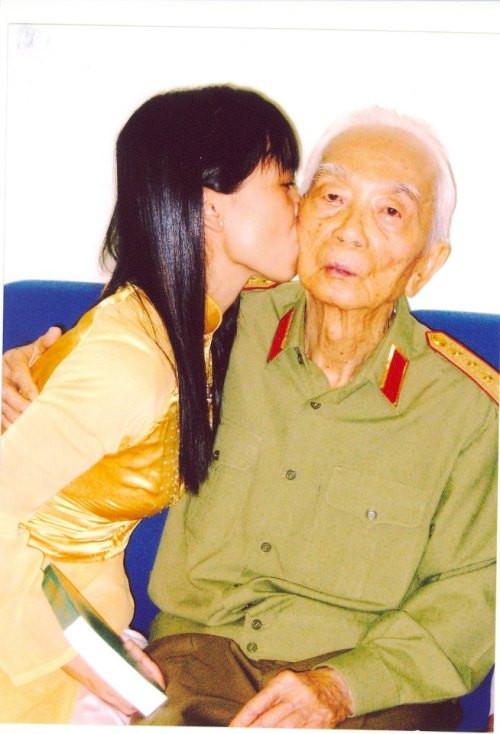 "Đại tướng là một người cha, một thần tượng, một ân nhân, mà tôi kính yêu vô hạn", chị Huỳnh Tiểu Hương nghẹn ngào khi nhắc đến Đại tướng.