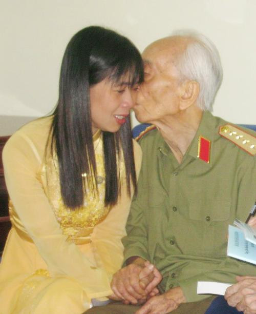 Năm 2007, chị Huỳnh Tiểu Hương đã đến Bệnh viên Trung ương Quân đội 108 thăm Đại tướng Võ Nguyên Giáp.