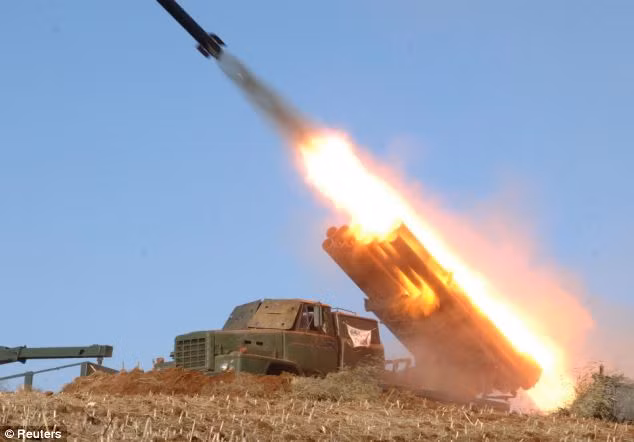 Quân đội Triều Tiên bắn tên lửa trong một cuộc tập trận.