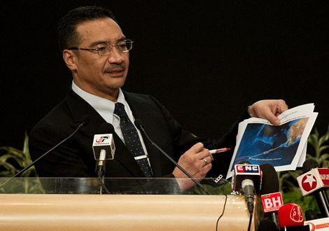 Bộ trưởng giao thông Malaysia Hishammuddin Hussein công bố ảnh vệ tinh trong cuộc họp báo ngày 26/3. Bộ trưởng giao thông Malaysia Hishammuddin Hussein công bố ảnh vệ tinh trong cuộc họp báo ngày 26/3.