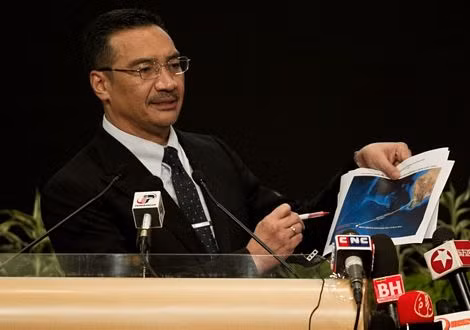 Bộ trưởng giao thông Malaysia Hishammuddin Hussein công bố ảnh vệ tinh trong cuộc họp báo ngày 26/3. Bộ trưởng giao thông Malaysia Hishammuddin Hussein công bố ảnh vệ tinh trong cuộc họp báo ngày 26/3.