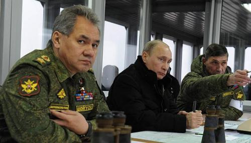 Bộ trưởng Quốc phòng Nga Sergei Shoigu (trái) ngồi cạnh Tổng thống Nga Putin (giữa).