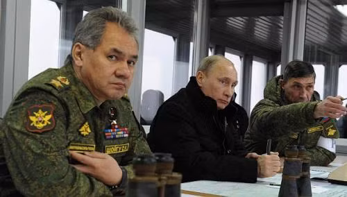Bộ trưởng Quốc phòng Nga Sergei Shoigu (trái) ngồi cạnh Tổng thống Nga Putin (giữa).