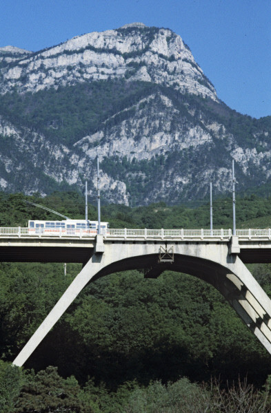 Một cây cầu trên đường cao tốc Simferopol-Yalta với cảnh quan núi non hùng vĩ, ngoạn mục.