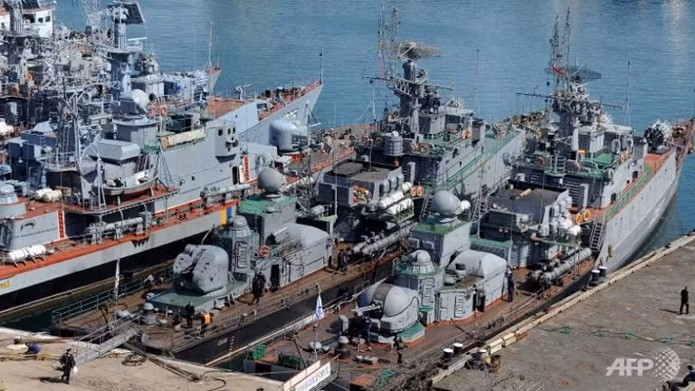 Các tàu quân sự Nga, trong đó có cựu tàu hộ tống Ukraine, Khmelnitsky (trái) bị lực lượng ủng hộ Nga chiếm tuần trước, neo đậu tại vịnh của thành phố Sevastopol, bán đảo Crimea.