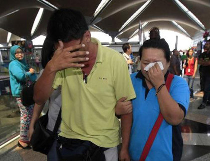 Thân nhân hành khách máy bay mất tích Boeing 777 của hãng hàng không Malaysia Airlines khóc thương người thân xấu số tại sân bay quốc tế Kuala Lumpur.