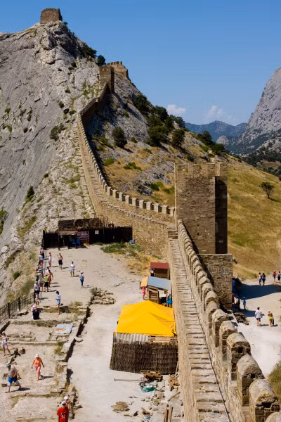 Pháo đài cổ Genoese ở Sudak được xây dựng trong giai đoạn 1370-14690.